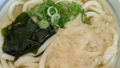 かけうどん（アップ）｜かのや 新宿東南口店