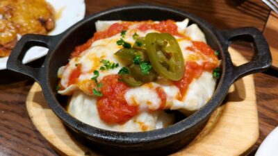 鉄板餃子のトマトソースチーズ焼き｜ビアハウス 森卯