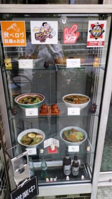 店頭のショーケース｜軽食&ラーメン メルシー