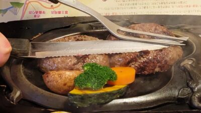 鉄板に押し付けて焼きます｜さわやか 富士錦店