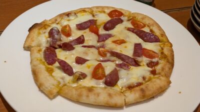 牛たんソーセージのピザ｜牛たん 利久 東口分店