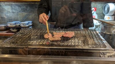 牛タン焼いているところ｜牛たん 利久 東口分店