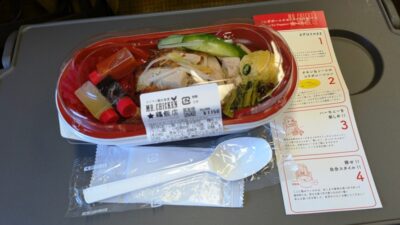 チキンライス弁当（ミックス）袋から出してみた｜MR.CHICKEN 鶏飯店 東京グランスタ店