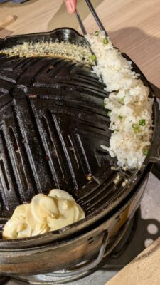 ガーリックライスをつくっているところ｜ジンギスカンYOSHIHIKO麻布十番