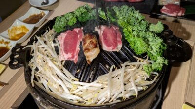 お肉を焼いているところ｜ジンギスカンYOSHIHIKO麻布十番