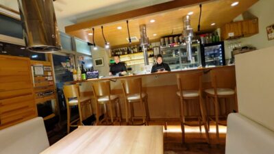 テーブル席から見るカウンター席｜ジンギスカンYOSHIHIKO麻布十番