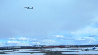 飛行機が離陸｜札幌らーめん 大心 新千歳空港店