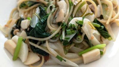 しらす干しとメカブ、長芋の梅パスタ(アップ)|MEINA(メーナ)